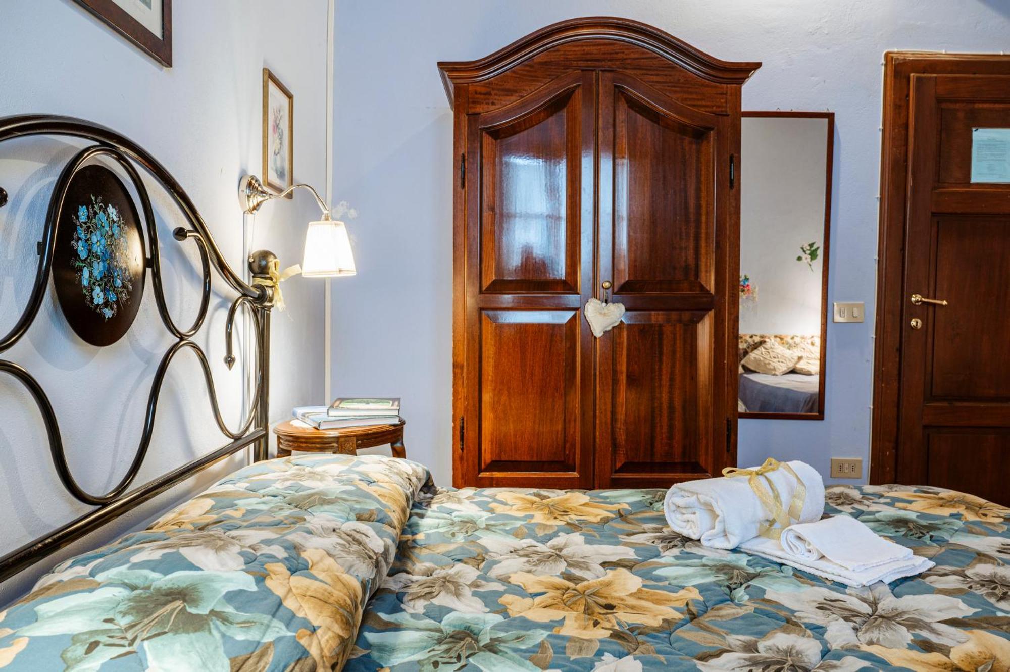 Antica Casa Dei Rassicurati Bed & Breakfast Montecarlo Dış mekan fotoğraf
